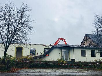 Der Abriss des Kreuzberghofes in Oberwildflecken hat bereits begonnen. Die Firma Paul & Co hat das Areal übernommen, wird dort ein Logistikzentrum und einen neuen Lärmschutzwall errichten. Sebastian Schmitt
