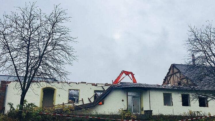 Der Abriss des Kreuzberghofes in Oberwildflecken hat bereits begonnen. Die Firma Paul & Co hat das Areal übernommen, wird dort ein Logistikzentrum und einen neuen Lärmschutzwall errichten. Sebastian Schmitt