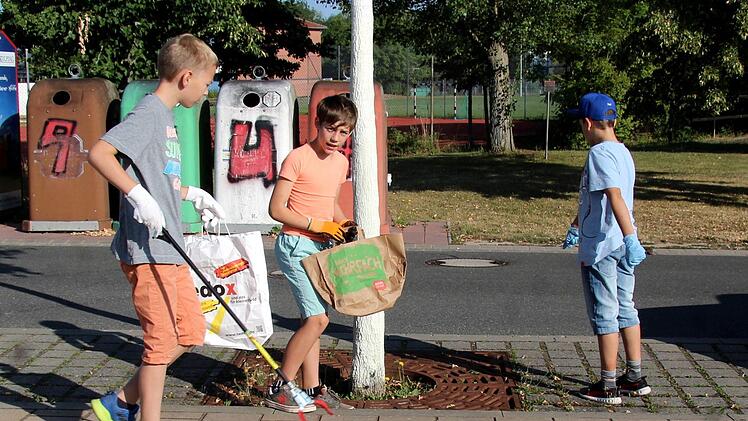Die Müllsammler waren mit großem Eifer bei der Sache.   Foto: Richard Sänger