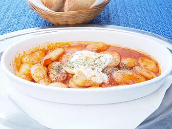 In Griechenland ein typisches Sommergericht: dicke Bohnen mit Feta-K&auml;se in Tomatensauce.