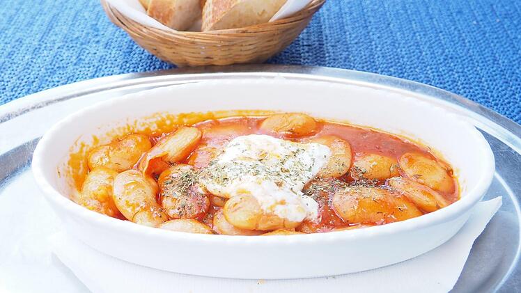 In Griechenland ein typisches Sommergericht: dicke Bohnen mit Feta-K&auml;se in Tomatensauce.