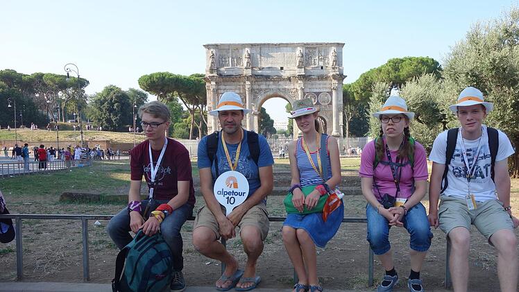 Die Kulmbacher Teilnehmer besichtigten auch die Sehensw&uuml;rdigkeiten: (von links)  Julian Neubrand, Bernd und Greta Lengenfelder, Astrid und Lars Ambrosius.