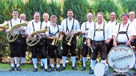 Die Original Reichenbacher Blasmusik mit Dirigent Klaus Schnappauf (4. v. r.)  Foto: Original Reichenbacher Blasmusik