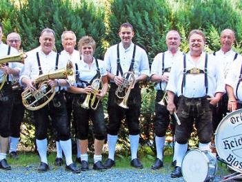 Die Original Reichenbacher Blasmusik mit Dirigent Klaus Schnappauf (4. v. r.)  Foto: Original Reichenbacher Blasmusik