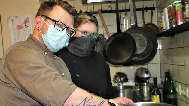 Das Zubereiten von Speisen ist für Marko Kröller und Angelina Trost mit der Mund-Nasen-Maske mitunter unangenehm, aber beide akzeptieren die Vorschrift. Fotos: Veronika Schadeck