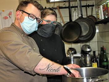 Das Zubereiten von Speisen ist für Marko Kröller und Angelina Trost mit der Mund-Nasen-Maske mitunter unangenehm, aber beide akzeptieren die Vorschrift. Fotos: Veronika Schadeck