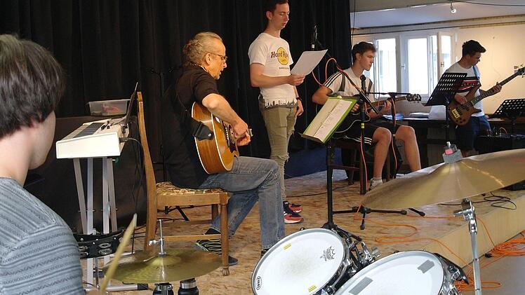 Unter coronabedingten Auflagen hat die August-Kömpel-Musikschule als Abschluss des Schuljahres noch ein Konzert organisieren können. Viele Veranstaltungen hatten in den vergangenen Wochen abgesagt werden müssen und können auch nicht nachgeholt werden. Foto: Archiv/Steffi Elm