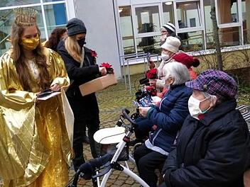 Das Christkind hat natürlich Geschenke mitgebracht. Fotos: Britta Schnake
