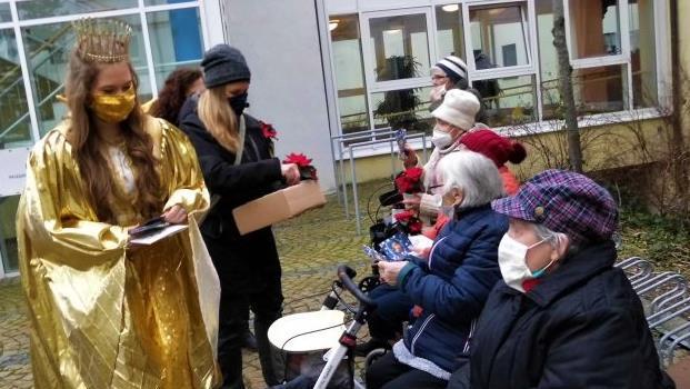 Das Christkind hat natürlich Geschenke mitgebracht. Fotos: Britta Schnake