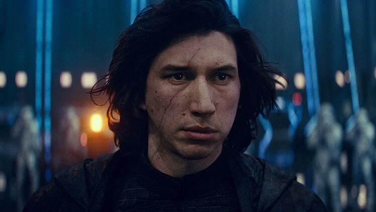 Kylo Ren (Adam Driver) bekommt den Auftrag, seine Rivalin Rey (Daisy Ridley) zu t&ouml;ten.