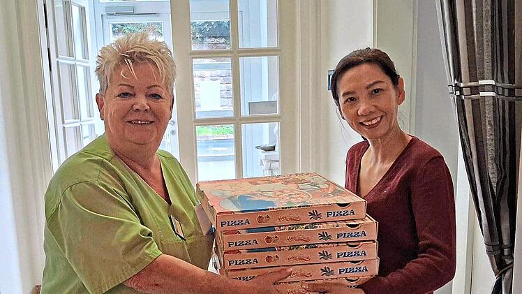 Gemeinsam im Einsatz: Eine Mitarbeiterin der AWO und eine Mitarbeiterin der Pizzeria Castello Belvedere.Lisa B&ouml;hme
