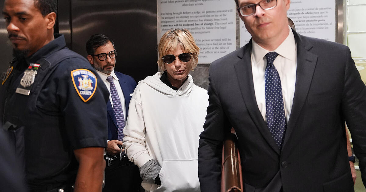 US actress Selma Blair goes on a rampage on a plane - | Arrest