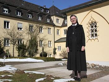 Noch liegt Schnee in Vierzehnheiligen, doch die warmen Sonnenstrahlen beim Fototermin vor den Klostermauern genießt auch Generaloberin Schwester M. Regina Pröls. Foto: Ramona Popp