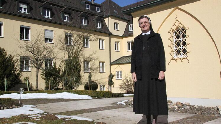 Noch liegt Schnee in Vierzehnheiligen, doch die warmen Sonnenstrahlen beim Fototermin vor den Klostermauern genießt auch Generaloberin Schwester M. Regina Pröls. Foto: Ramona Popp