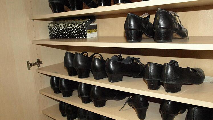 Für Charaktertänze wie Folklore stehen diese schwarzen Schuhe für die Schülerinnen und Schüler parat. Mit Absatz tanzt es sich besser.