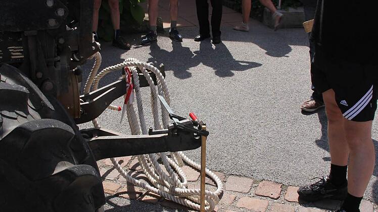 Genau über der Kreuzmarkierung wurde der Traktor eingewiesen, damit es gerecht beim Traktorzuiehen zuging.