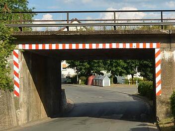Die Bahnüberführung über die Staatsstraße 2201, Welitscher Straße in Pressig ist schon lange als sanierungsbedürftig im Gespräch. Nun beabsichtigt die DB eine Erneuerung wohl bis 2017/2018. Das Ratsgremium soll entscheiden ob der Verkehr weiter durch die Brücke laufen soll oder über eine neue Trasse führen soll. Foto: K.-H. Hofmann
