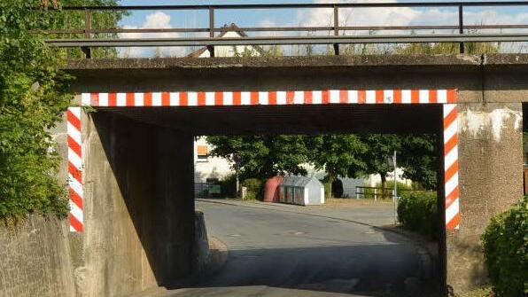 Die Bahnüberführung über die Staatsstraße 2201, Welitscher Straße in Pressig ist schon lange als sanierungsbedürftig im Gespräch. Nun beabsichtigt die DB eine Erneuerung wohl bis 2017/2018. Das Ratsgremium soll entscheiden ob der Verkehr weiter durch die Brücke laufen soll oder über eine neue Trasse führen soll. Foto: K.-H. Hofmann
