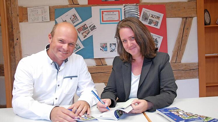 Oliver Kundler und seine Stellvertreterin Fabienne Feller-Gei&szlig;d&ouml;rfer freuen sich auf das Wintersemester bei der VHS Herzogenaurach. Foto: Bernhard Panzer