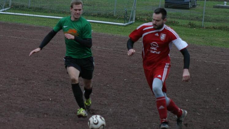 Der Eberner Abwehrspieler Alexander Stastny zieht an seinem Gegenspieler vorbei.