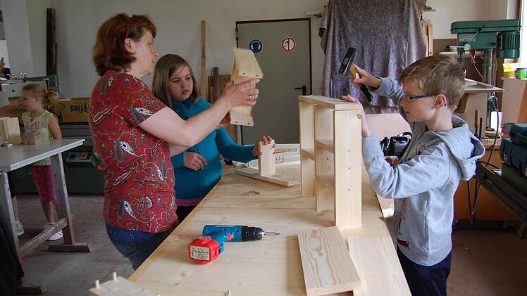 Auch die Mädchen erwiesen sich als geschickte Handwerkerinnen.