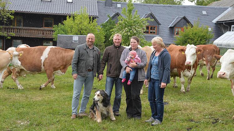 Klaus Schaumberg, Johannes, Kristina, Mathilda und Bernadette Förtsch (von links) sowie Hund Tommy auf dem Daumahof  Foto: Ronald Rinklef
