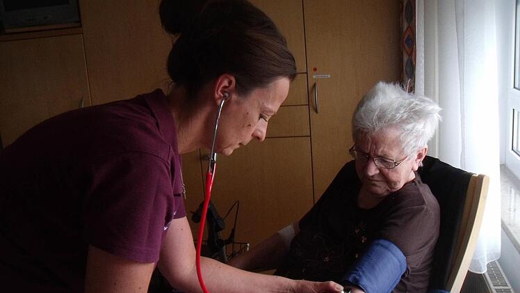 Blutdruckenmessen ist ein Teil ihres Besuches. Foto: Anette Schreiber
