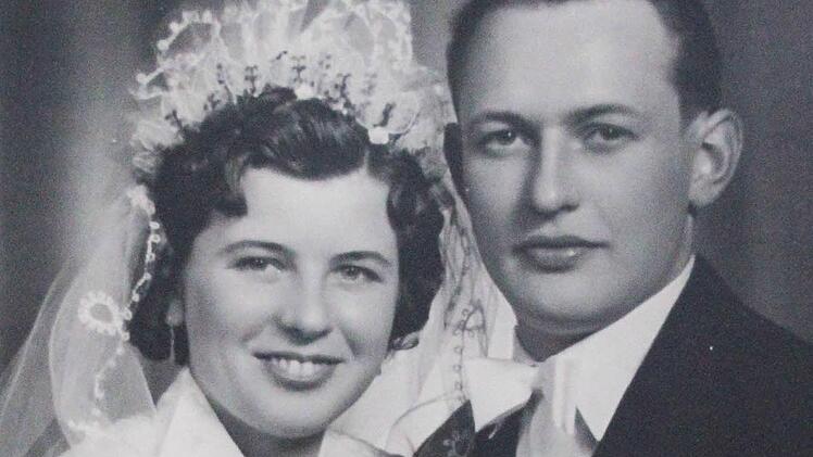 So sahen Herta und Reinhardt Baumgartner an ihrem Hochzeitstag aus: ein schönes, strahlend glückliches Paar.  Foto: privat