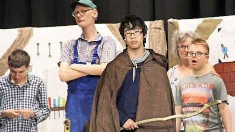 Für ihren Auftritt beim Musical fanden sich die Gymnasiasten und die Lebenshilfe-Schüler in Patenschaften zusammen.