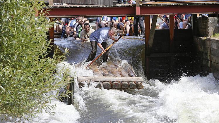 Die Highlights sind die Wehre. Nur knapp passen unsere Flöße hindurch. Wasser spritzt in alle Richtungen auf. Foto: Matthias Hoch