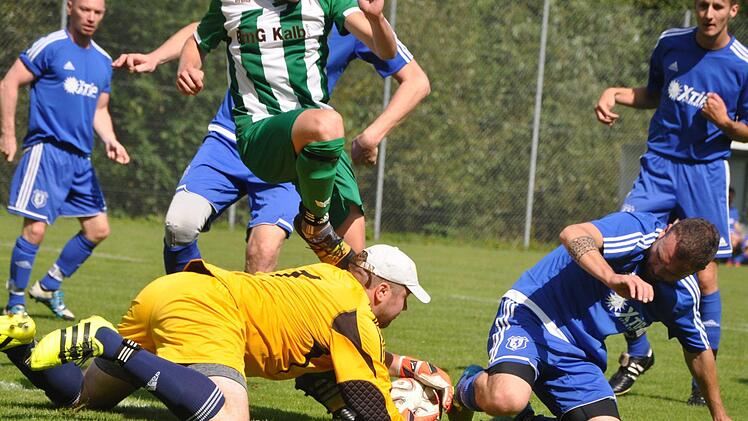 Kopf und Kragen riskierte Gäste-Keeper Marc Wehrfritz, um das Leder vor Freund und Feind zu krallen. Es war eine der wenigen Torraumszenen im ersten Abschnitt, der Weißenoher Jonas Nahm (halb verdeckt) sprang fair über den FC-Torhüter.