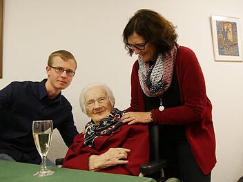 Urenkel Jonas und Stadträtin Gabi Hofmann hatten  viel Spaß mit der 104-jährigen  Margareta Schubart. das sich am Ehrentag freute, alle  ihre  Lieben um sich zu haben.Manja von Nida