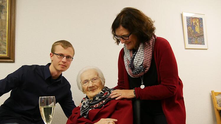 Urenkel Jonas und Stadträtin Gabi Hofmann hatten  viel Spaß mit der 104-jährigen  Margareta Schubart. das sich am Ehrentag freute, alle  ihre  Lieben um sich zu haben.Manja von Nida