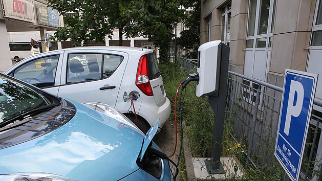 Auch die E-Mobilit&auml;t (hier eine Lades&auml;ule am Landratsamt) will der Landkreis Bamberg weiter vorantreiben. Foto: RiegerPress