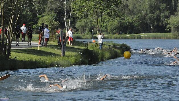 Wie im vergangenen Jahr wird der Kapuziner Triathlon wieder um den Trebgaster Badesee stattfinden.  Foto: Karl Heinz Weber/Archiv