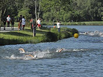 Wie im vergangenen Jahr wird der Kapuziner Triathlon wieder um den Trebgaster Badesee stattfinden.  Foto: Karl Heinz Weber/Archiv