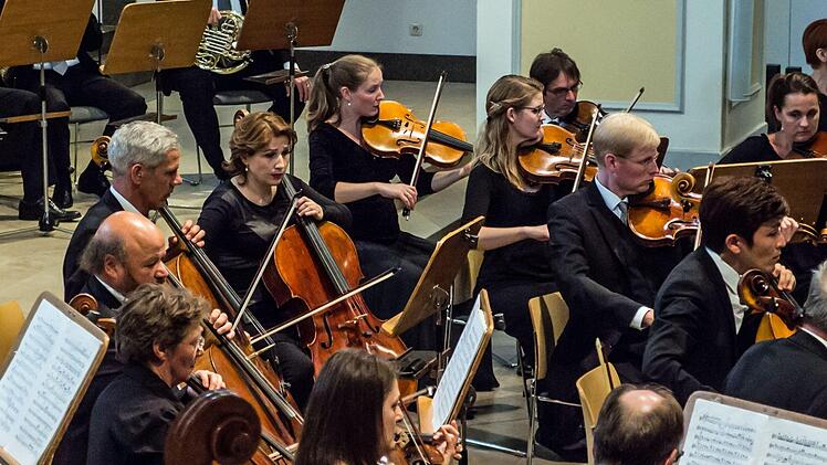 Eine faszinierende Interpretation der "Achten" von Anton Bruckner gelang den Philharmonischen Orchester des Landestheaters unter Leitung von Roland zum Abschluss der Konzertsaison. Das begeisterte Publikum dankte mit stehenden Ovationen.Foto: Jochen Berger