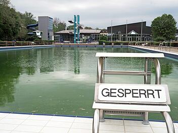 "Gesperrt": Wegen der Corona-Pandemie sind die Frei- und Hallenb&auml;der aktuell gesperrt. Das k&ouml;nnte auch w&auml;hrend des Sommers so bleiben.