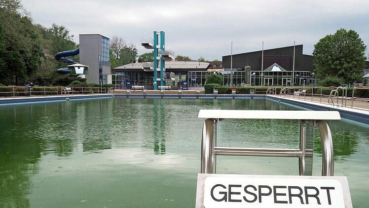 "Gesperrt": Wegen der Corona-Pandemie sind die Frei- und Hallenb&auml;der aktuell gesperrt. Das k&ouml;nnte auch w&auml;hrend des Sommers so bleiben.