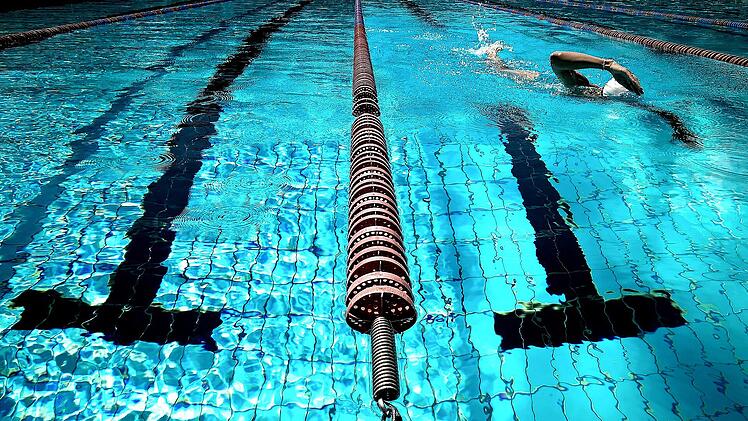 Schwimm-Abitur-Prüfung am Regimontanus-Gymnasium in Haßfurt: Prüflinge absolvieren Prüfung bei 18 Grad Wassertemperatur