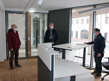 Hans-Jörg Kaiser (rechts) von der technischen Bauverwaltung der VG bespricht im künftigen Bürgerbüro letzte Details mit dem VG-Vorsitzenden August Weingart (von links) und dem Euerdorfer Bürgermeister Peter Bergel. Zur Ausrüstung der Büros gehören auch höhenverstellbare Tische. Foto: Ralf Ruppert