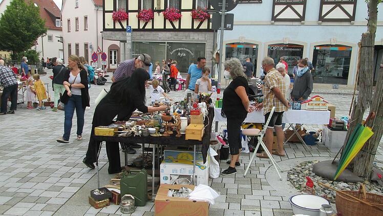 Auf Entdecker, "Schatzsucher" und Schnäppchenjäger warten am Samstag, 4. September, der Floh- und der Kunstmarkt rund um den Viehmarkt und in der Bahnhofstraße.