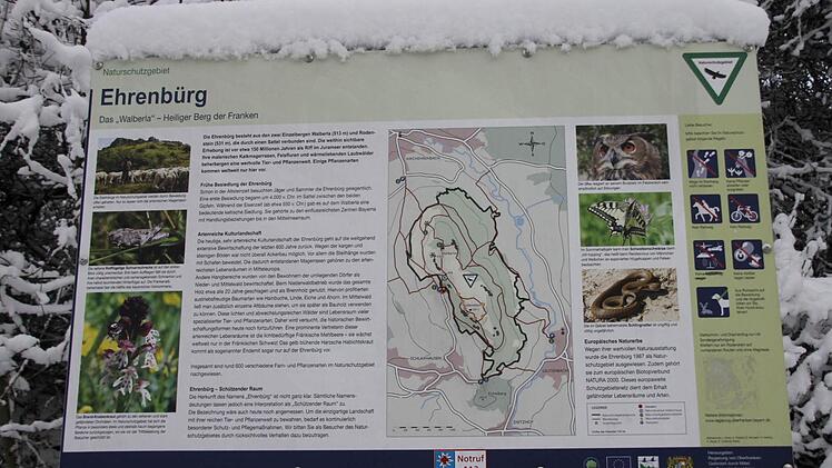 Schön verschneite  Info-Tafel des Naturschutzgebietes Ehrenbürg