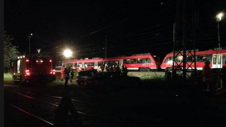 Auf der Zugstrecke zwischen Bamberg und Nürnberg (S1/R2) ist am Freitag Abend bei Forchheim um kurz vor 21 Uhr eine S-Bahn entgleist. Dieses Foto schickte uns André Grohganz via Facebook.