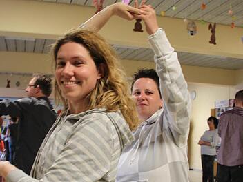 Sie bereiten sich in Thurnau auf den Eröffnungstanz bei ihrer Hochzeit vor, die bei gleichgeschlechtlichen Lebenspartnern Verpartnerung heißt: Katja Dippold (links) und Sylvia Greller. Fotos: Alexander Hartmann