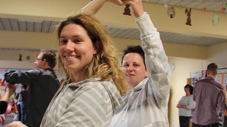 Sie bereiten sich in Thurnau auf den Eröffnungstanz bei ihrer Hochzeit vor, die bei gleichgeschlechtlichen Lebenspartnern Verpartnerung heißt: Katja Dippold (links) und Sylvia Greller. Fotos: Alexander Hartmann