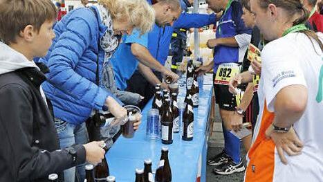 Nach dem Wettkampf muss schnell der Durst gelöscht werden.  Foto: Hoch