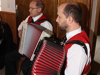 Einen Walzer spielten Hans Seith und Matthias Nöth (Sängerkranz Reichenbach) zur Einstimmung auf die Gauversammlung der Unterfränkischen Trachtenvereine auf. Foto: Arnold Nöth