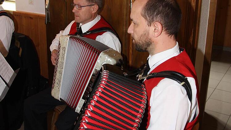 Einen Walzer spielten Hans Seith und Matthias Nöth (Sängerkranz Reichenbach) zur Einstimmung auf die Gauversammlung der Unterfränkischen Trachtenvereine auf. Foto: Arnold Nöth