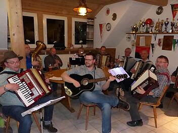 Nicht weniger als zehn Musikanten fanden sich im FC-Sportheim ein, um beim Wirtshaussingen für Stimmung zu sorgen. Fotos: Klaus-Peter Wulf